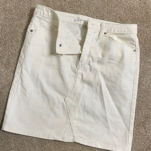 White denim skirt